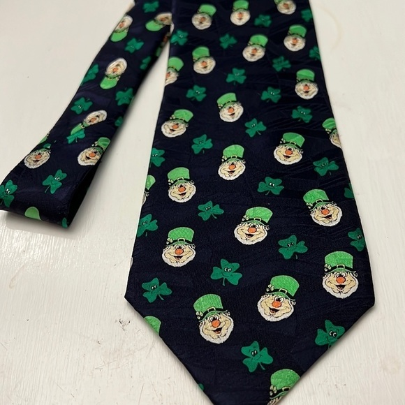 Traditional Craft 100% Silk I’ve Hot Irish Roots leprechaun 3 leaf Clover Tie - Picture 1 of 6